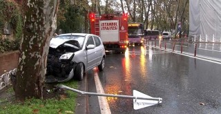 Direksiyon hakimiyetini kaybedip kaldırıma çıktı