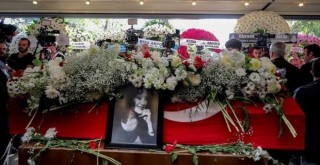 Yıldız Kenter, Beşiktaş'tan son yolculuğuna uğurlandı