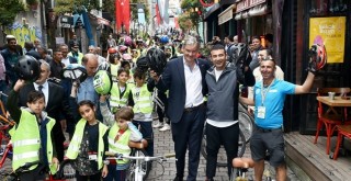 Beşiktaş Belediye Başkanı Rıza Akpolat çocuklarla birlikte bisiklet sürdü