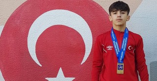 Siyah-beyazlı güreşçi Milli formayla şampiyon oldu
