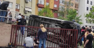 Yokuş aşağı kayan minibüs doğalgaz kutusuna ve yayaya çarptı