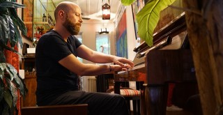 Piyano ritimlerinin ambient tarza karıştığı maxi single: Shelter in the Forest