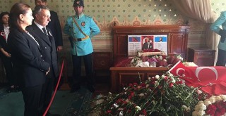 Başkan Çebi'den Dolmabahçe'de saygı duruşu