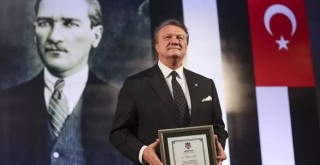 Beşiktaş Başkanı Hasan Arat mazbatasını aldı!