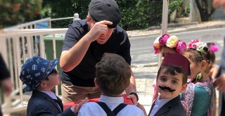 Çocuklarla çocuk oldu!