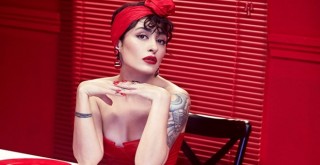 Melek Mosso, “Sarıla Sarıla” geri döndü