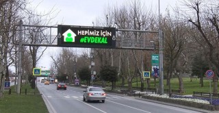 Trafik tabelalarında evde kal sinyali