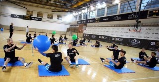 Kartallar yuvaya dönüyor