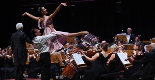 Cumhuriyet Bayramı Özel Konserinde zeybek ve vals