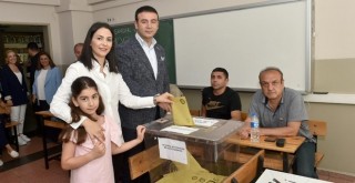 Beşiktaş Belediye Başkanı Rıza Akpolat ailesi ile birlikte oyunu kullandı