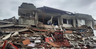 Depremzedeler canıyla uğraşırken yağmacıların çaldıkları pes dedirtti!