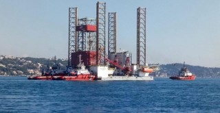 Dev platform İstanbul Boğazı'nda sürüklendi