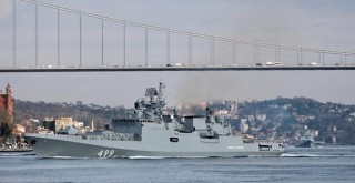 Rus fırkateyni Boğaz'dan böyle geçti