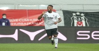 Cyle Larin inanılmaz bir gol kaçırdı