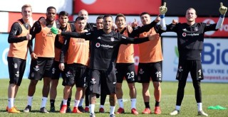 Antrenmandan önce kadınlar günü kutlaması