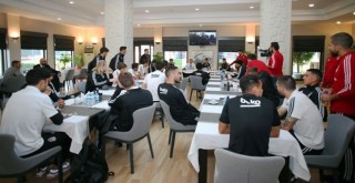 Başkan Çebi, siyah-beyazlı futbolcularla buluştu