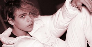 Genç şarkıcı Alper Erözer yurtdışından Global Records ile anlaştı