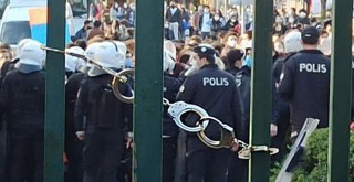 Üniversitenin kapısına takılan kelepçe hakkında inceleme