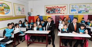 Öğrencilerin karne heyecanına ortak oldular