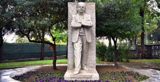 Melih Cevdet Anday’ın yakılan heykeli onarıldı