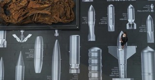 Ai Weiwei'den Londra'da Bombalar Tarihi Sergisi