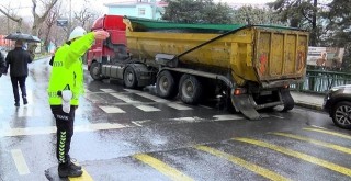 Beşiktaş’ta hafriyat kamyonunun tekerleği koptu, öğrencilerin arasına daldı