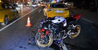 Taksiye çarpan motosiklet hurdaya döndü