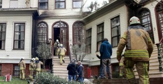 Tarihi köşk yandı!