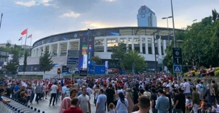 Taraftarlar Beşiktaş'ı gezdi