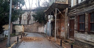 Duvardan kopan tuğlalar sokağa düştü