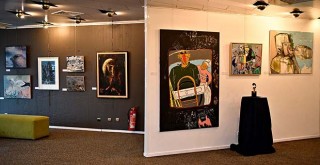 Boğaziçi Üniversitesi öğrencilerine umut olan Haller I Hayaller: Uyumsuz Zamanlarda Dirençlik Sergisinin açılışında eserlere büyük ilgi