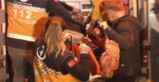 Cinnet geçirip kendini arkadaşının önünde bıçakladı