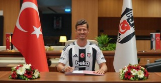 Beşiktaş'ta Salih Uçan imzayı attı!