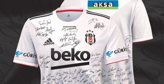 Beşiktaşlı futbolcular taraftarların imzaladığı formalarla derbiye çıkıyor