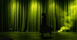 Süleyman Seba'da Kadın adlı dans performansı