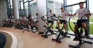 Hazırlıklara salonda devam