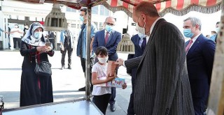 Cumhurbaşkanı Erdoğan Beşiktaş'taki bir esnaftan kestane alarak bir çocuğa ikram etti