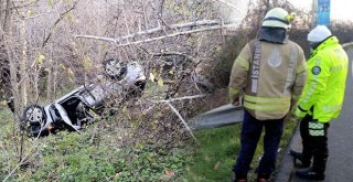 Direksiyon hakimiyetini kaybedip otomobiliyle çimenlik alana uçtu