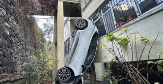 Beşiktaş’ta fren yerine gaza bastı bina boşluğuna uçtu