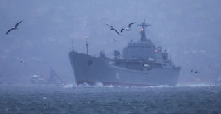 Rus savaş gemileri İstanbul Boğazı'ndan geçti