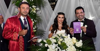 Beşiktaş'ta evlenen çiftlere İstanbul Sözleşmesi kartı veriliyor