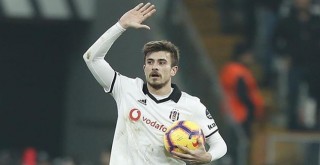 Yılın futbolcusu seçilen Dorukhan'a dev kupa