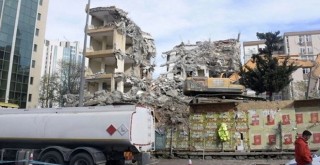 11 katlı binanın yıkımında yola moloz düştü! 3 araçta hasar