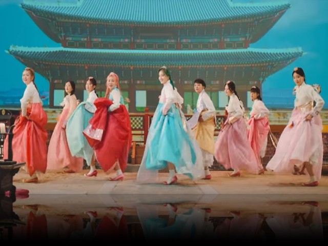 MOMOLAND - BAAM müzik videosu