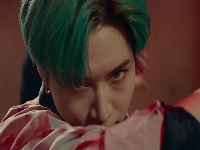 TAEMIN 'Famous' performans versiyonu