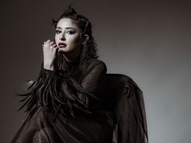 Melek Mosso - Unutan kazanır