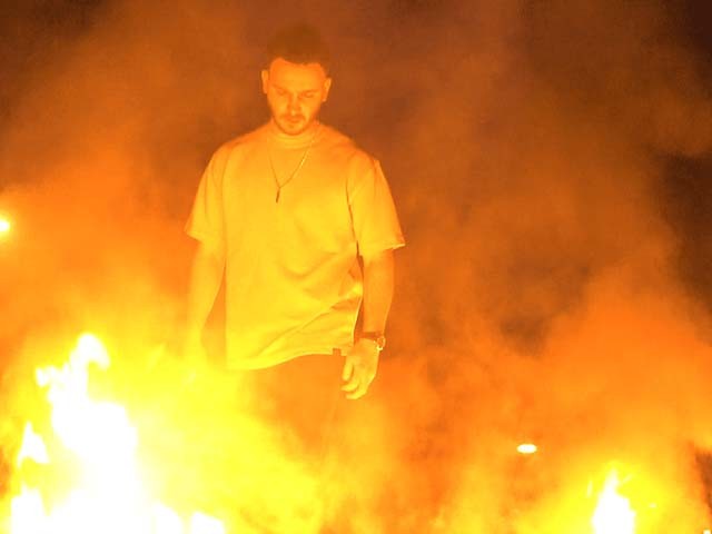 Tahsin Burak - Yürüyorum Ecele