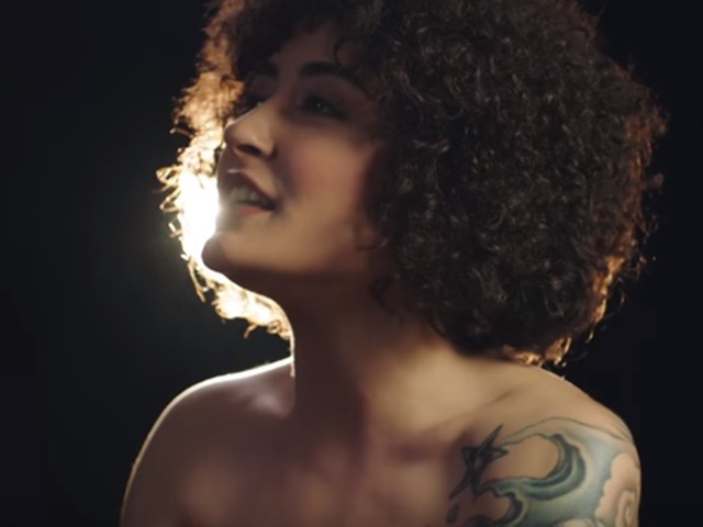 Melek Mosso - 'Gölgen Yeter' müzik videosu