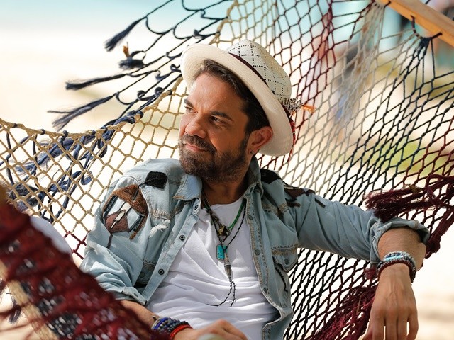 Kenan Doğulu'dan “Issız Ada”