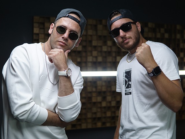 Anıl Piyancı & Emrah Karakuyu - Yürüyoruz Yana Yana